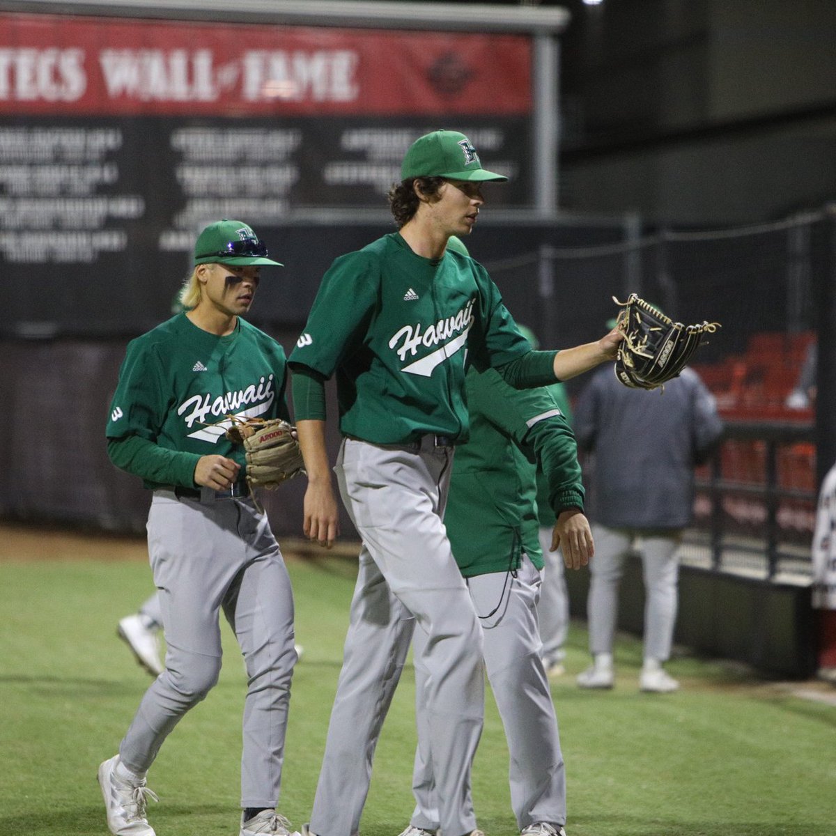 Good work by the freshman in his first career start 👏

3.2 IP, 2 H, 1 R, 6 K

End 4 | SDSU 1, Hawai'i 0. #GoBows