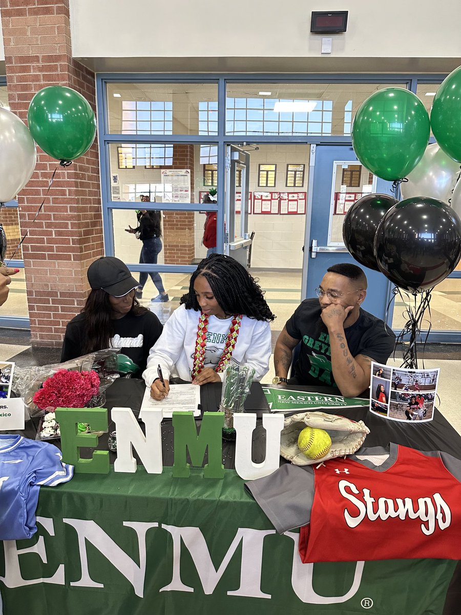 JALaPumaCFB's tweet photo. Proud of these awesome student/athletes for signing to play at the next level! #NationalSigning Day#noice@creekviewleads#celebration https://t.co/xfnLsWIvdY