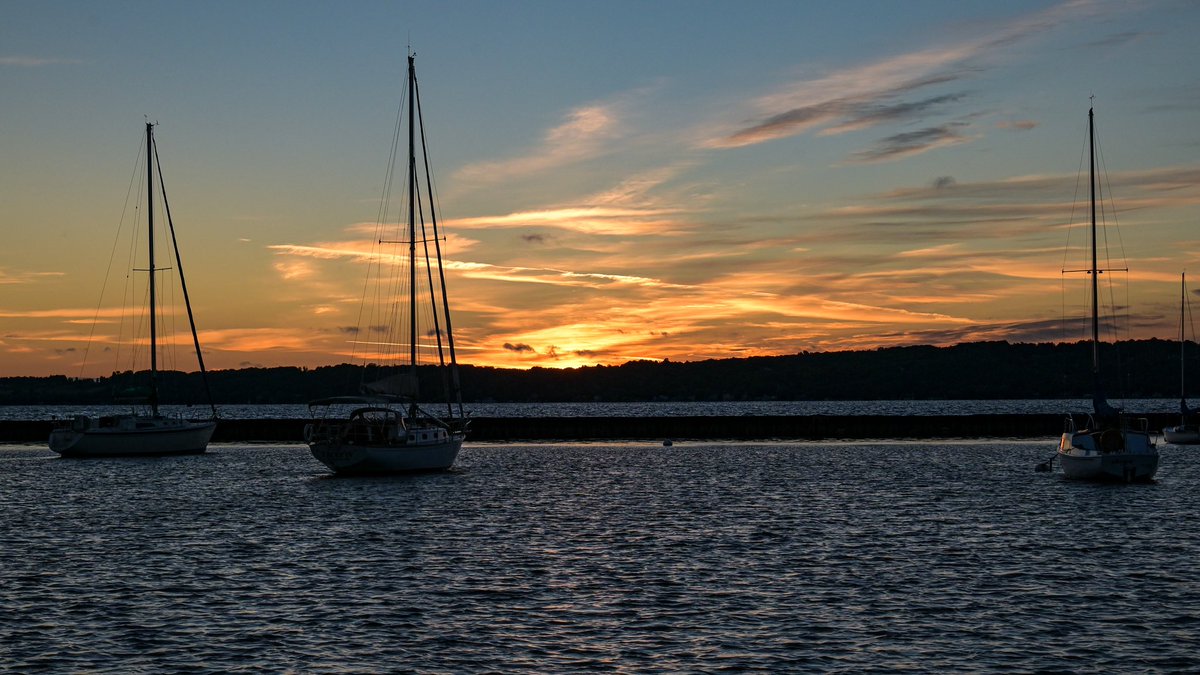 Tom_Lisi's tweet photo. @VisualsbySauter here’s a favorite sunrise over #TraverseBay last summer https://t.co/rerYdgegAc