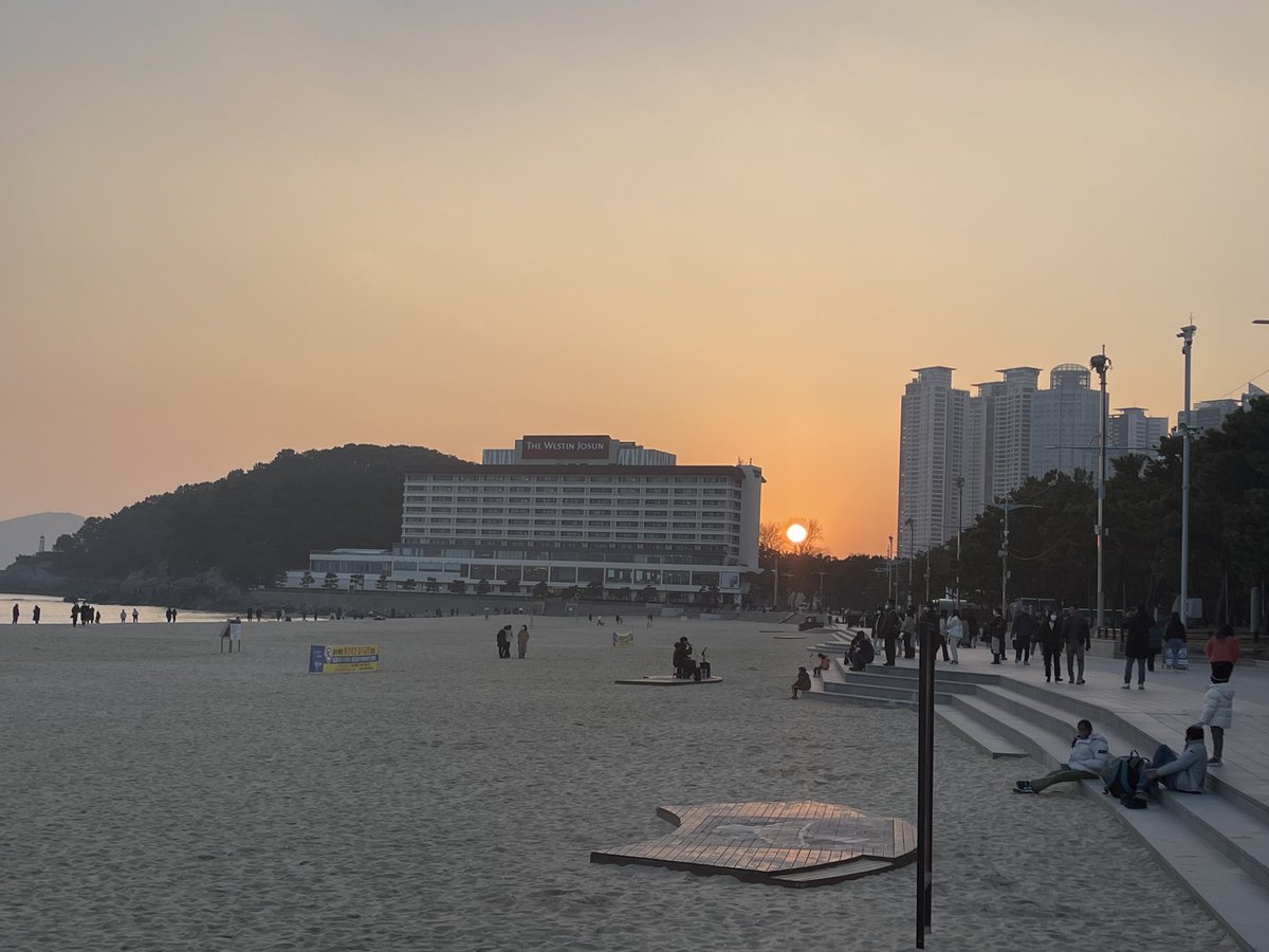 sec_diary's tweet photo. 해질녘 노을이 점점 좋아진다.
예전에는 일출이 좋았는데
#일상 #해운대 #노을 #겨울바다 https://t.co/J5QO51PfwD