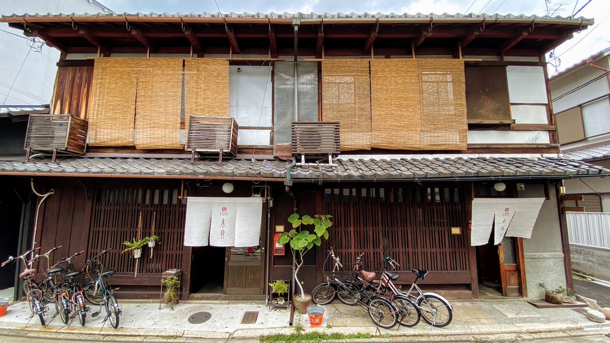 GuesthouseKIOTO's tweet photo. 賃貸で町家を借りていると、大家さんのご都合等で（財産分与とか）やむを得ず返却、そのまま解体されてしまう事が本当に多い気がする。（ゆくゆくは木音も。。）本当は自分達で買いたいけどなかなか難しい。町家を一軒でも残したいのにもどかしい。この2棟長屋がなくなると思うと胸が締め付けられる。 https://t.co/kn1oU9H62J