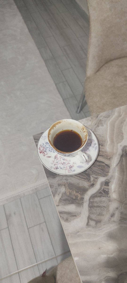 shnesmaca's tweet photo. Rutinlere dönmeye çalışan insanlar olarak ne kadar da aciziz. Namazdan sonra kahve içmeyi sabahın kokusunu almayı özlemişim. Rabbim sen yolundan ayırma, bu sabaha da binlerce kez şükür 🌿 https://t.co/pJ2Q8cd1Db