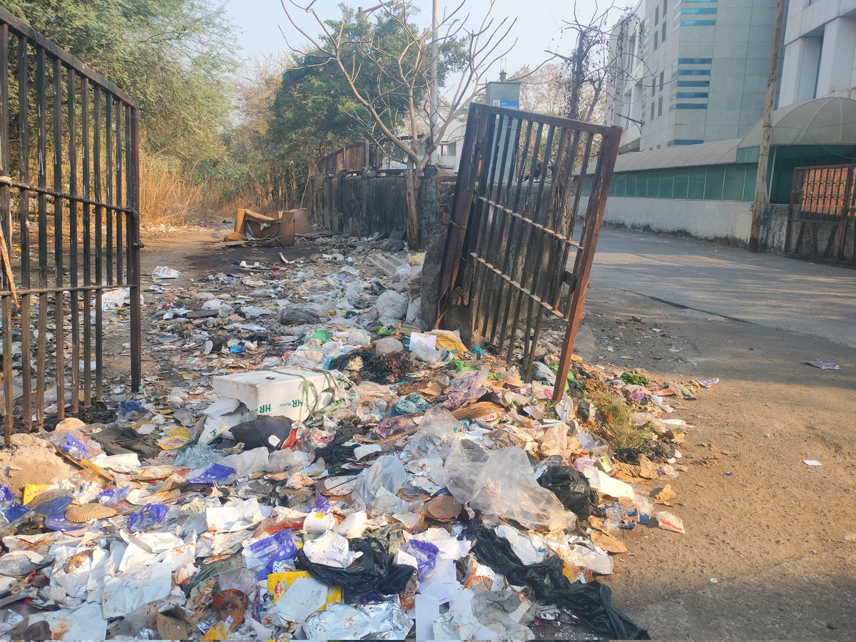 AshmitaPro's tweet image. Prestigious dump near Seven Bungalow bus depot and versova metro dear bmc pls do something about it @mybmc