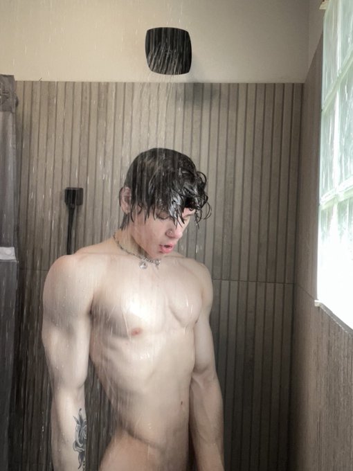 rt if you wanna shower with me   https://t.co/tcsHSBQg1Y 🚿 https://t.co/DdxG6goEJp