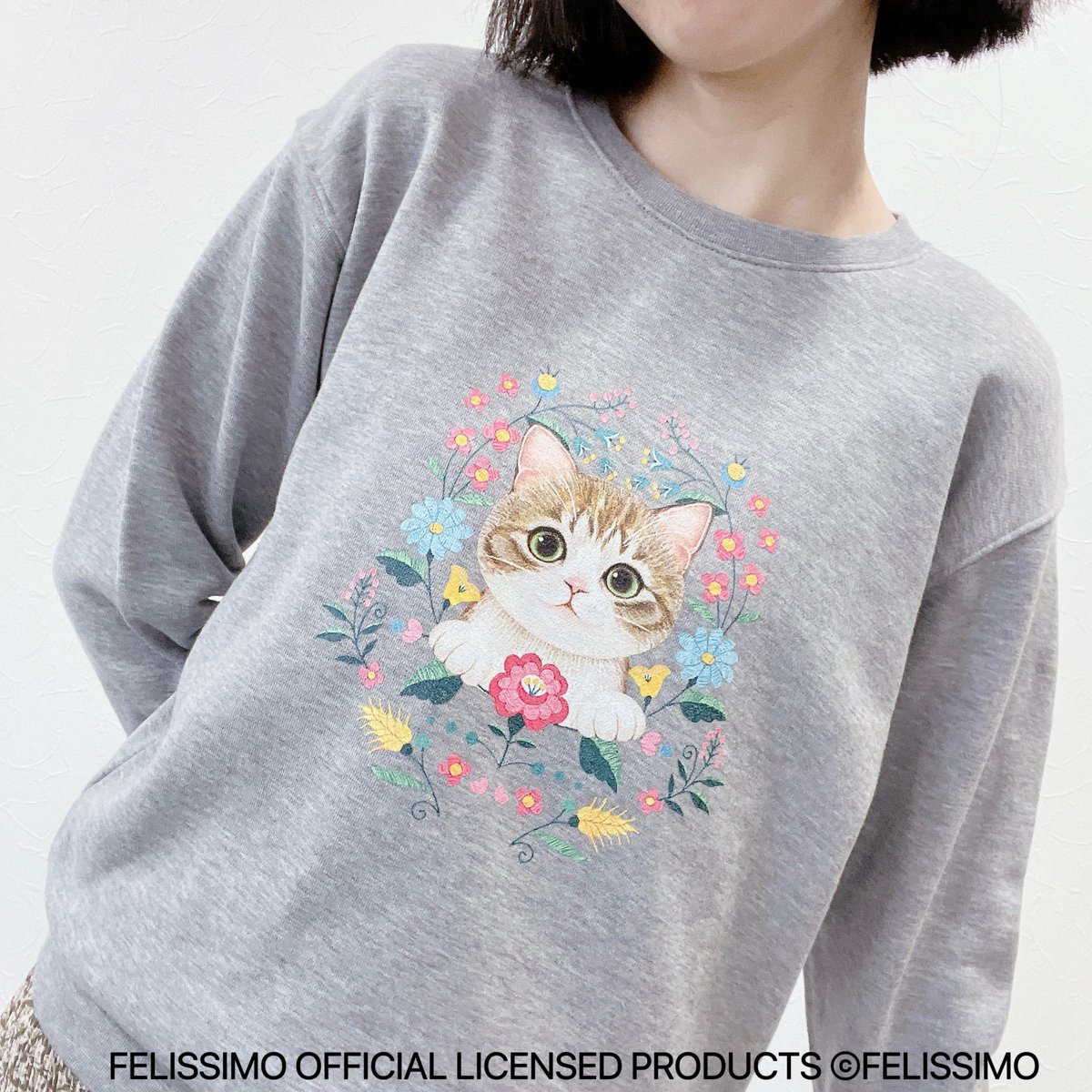 「\猫部ライセンスグッズ情報/ 霜田有沙さんと995さんのイラストが、かわいいアパ」|フェリシモ「猫部」のイラスト