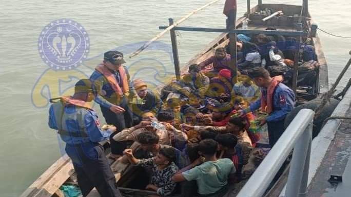 RoMohammedHares's tweet photo. Again!! A boat of #Rohingya those are attempting to enter Malaysia is caught by #Myanmar #Military in Kyauk Pandhu, #Maungdaw Township. Those innocent Rohingya are escaping from the torture and affliction of #Terrorist and #BD_Police in Cox's bazar Rohingya Camp.

#RohingyaNews https://t.co/lTUc9k81qO