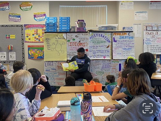 CSN_Baseball's tweet photo. Shoutout to our guys Nicky Garritano, Kyle Kiernan, Keoni Young and Tyler Ray for participating in “Nevada Reading Week” at Evelyn Stuckey Elementary School. Enjoy some pics of our guys reading to an attentive group of young students.
🐺⚾️ #CoyotesInTheCommunity #WeAreAllCoyotes https://t.co/IXyApEtV1B