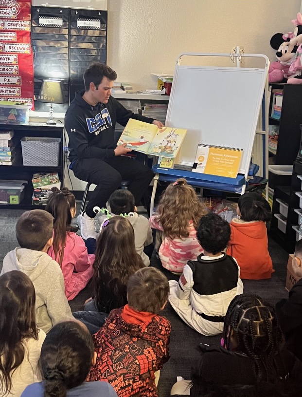CSN_Baseball's tweet photo. Shoutout to our guys Nicky Garritano, Kyle Kiernan, Keoni Young and Tyler Ray for participating in “Nevada Reading Week” at Evelyn Stuckey Elementary School. Enjoy some pics of our guys reading to an attentive group of young students.
🐺⚾️ #CoyotesInTheCommunity #WeAreAllCoyotes https://t.co/IXyApEtV1B