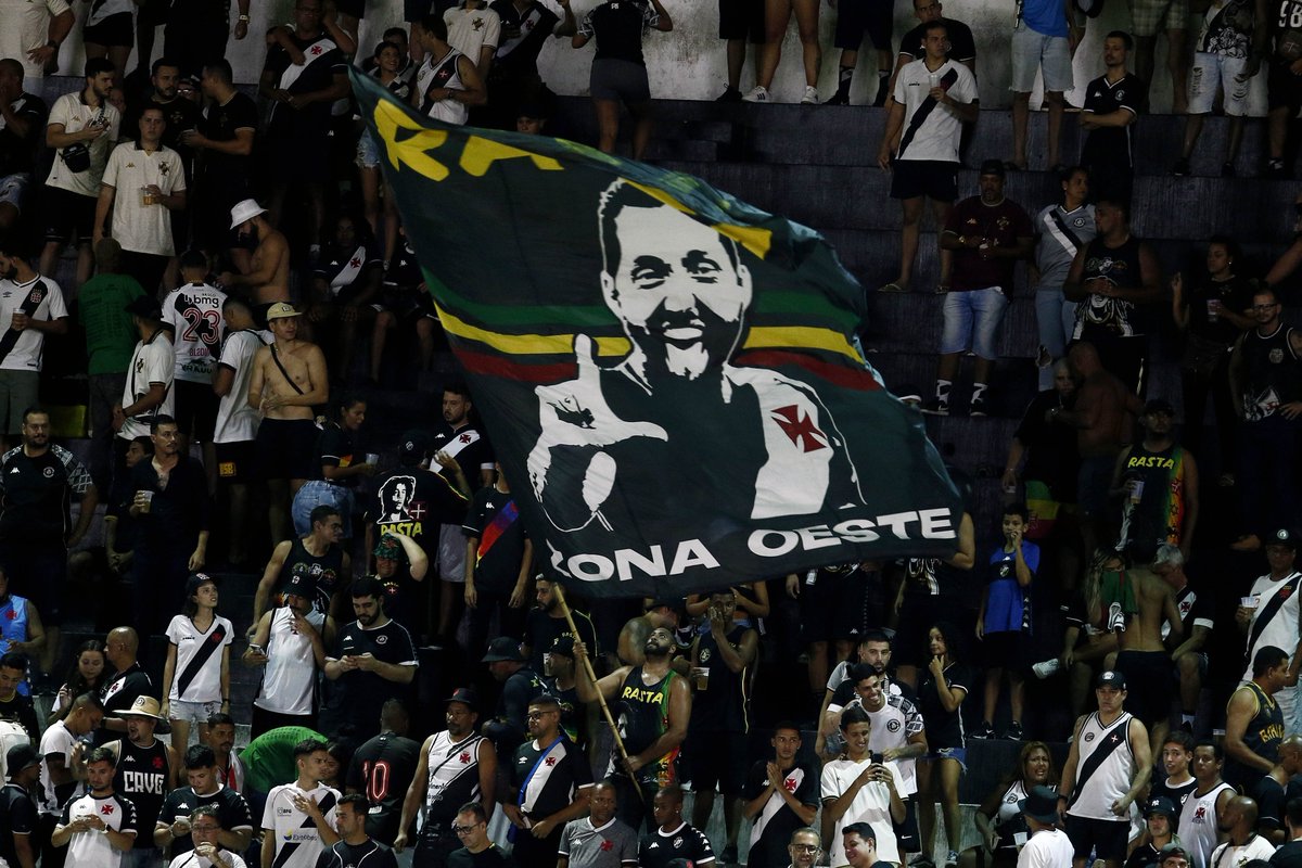 newscolina's tweet photo. Bandeira do vovô tremulando na Colina Histórica. 

Fora da internet não tem discussão: O VELHO É MUITO ÍDOLO! 😛

(📷: Daniel Ramalho/Vasco da Gama) https://t.co/XactfZLg4d