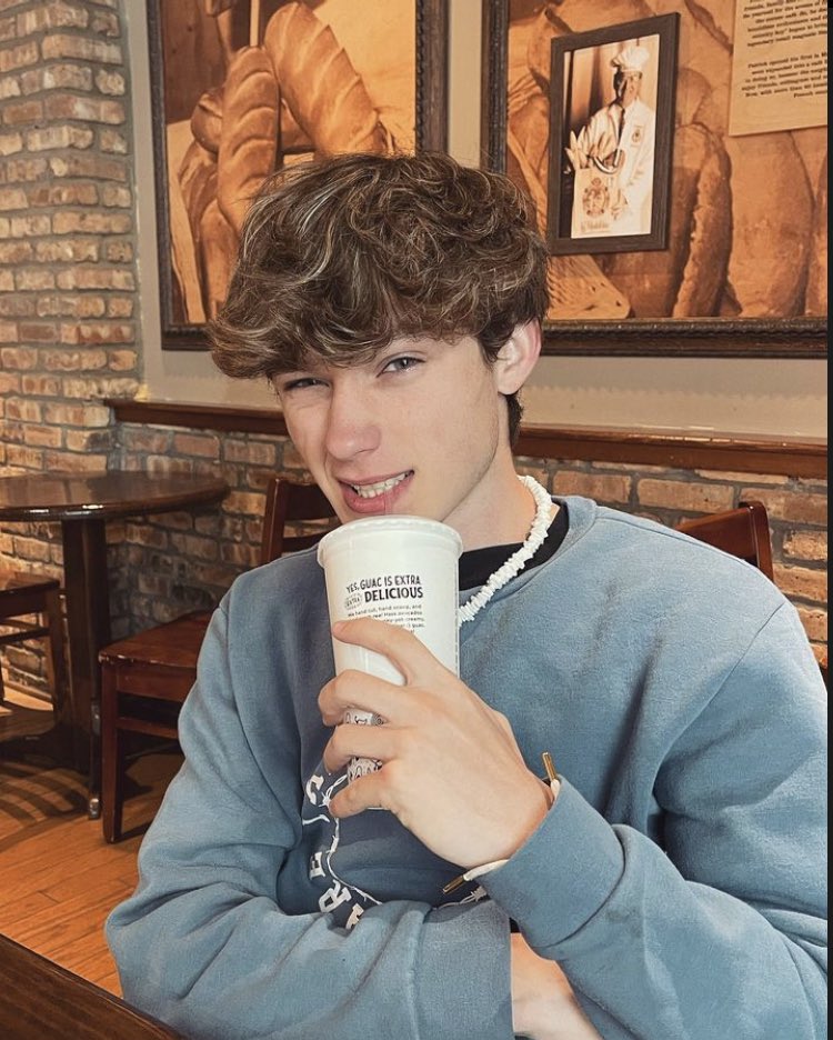 teoweasley's tweet photo. 🥤 https://t.co/n2MA305kgC