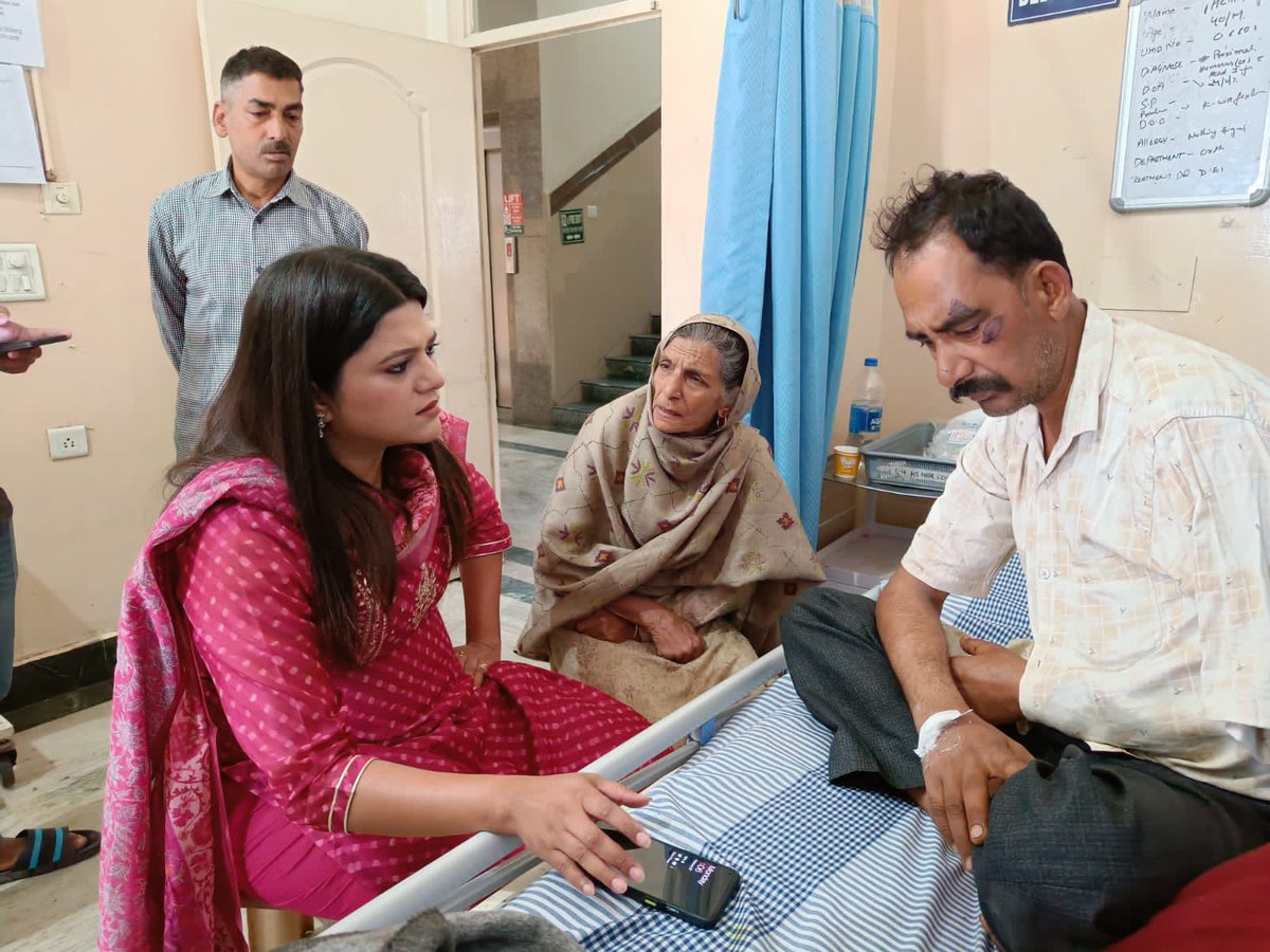 Teena_PPCC's tweet image. ਪਿੰਡ ਲਾਡੋਚਕ ਦੇ ਰਹਿਣ ਵਾਲੇ ਪਰਿਵਾਰ ਨੇ ਸੰਪਰਕ ਕੀਤਾ, ਜਿਨ੍ਹਾਂ ਨੂੰ 4-5 ਦਿਨ ਪਹਿਲਾਂ ,ਕਿਸੇ 3 ਵਿਅਕਤੀਆਂ ਵੱਲੋਂ  ਜਾਨੋ ਮਾਰਨ ਦਾ ਹਮਲਾ ਕੀਤਾ ਗਿਆ ਅਤੇ ਜਾਤੀ ਸੂਚਕ ਦੇ ਨਾਮ ਤੋਂ ਅਪਸ਼ਬਦ ਵੀ ਬੋਲੇ ਗਏ। ਪਰਿਵਾਰ ਦਾ ਕਹਿਣਾ ਹੈ, ਕਿ ਓਹ ਦੋ ਲੋਗ ਆਮ ਆਦਮੀ ਪਾਰਟੀ ਦੇ ਨਾਲ ਸੰਪਰਕ ਰੱਖਣ ਵਾਲੇ ਲੋਗ ਹਨ। #AttemptToMurder @RajaBrar_INC