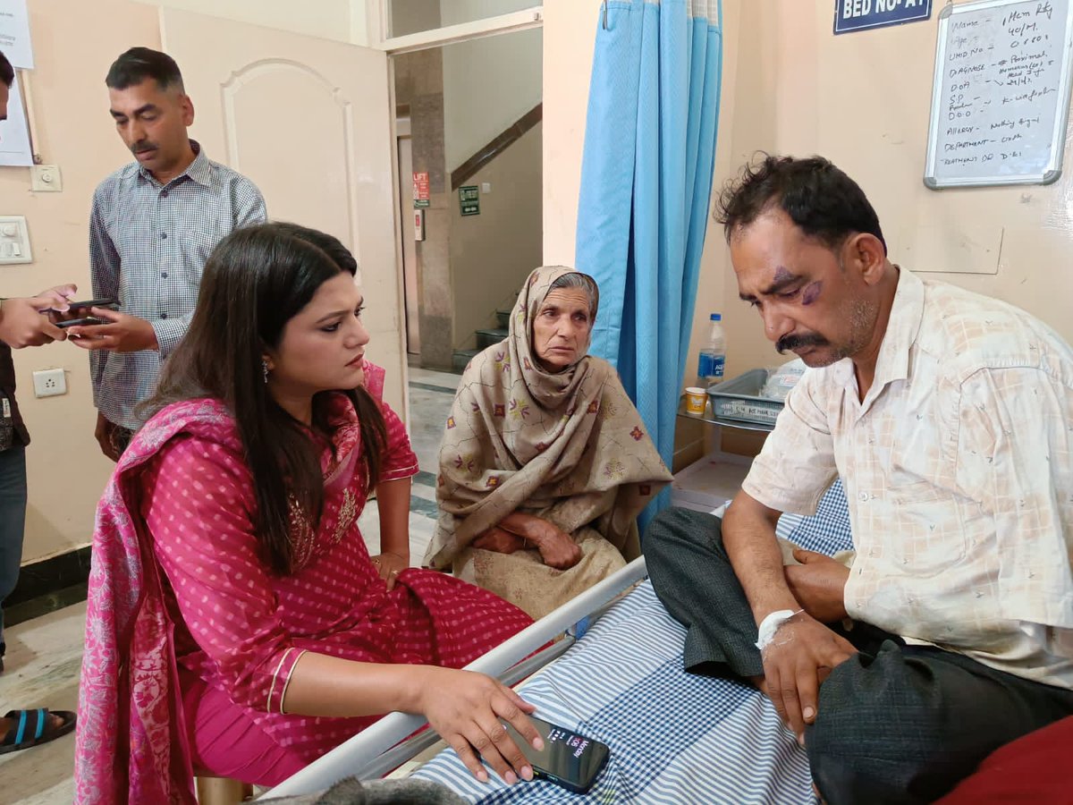 Teena_PPCC's tweet image. ਪਿੰਡ ਲਾਡੋਚਕ ਦੇ ਰਹਿਣ ਵਾਲੇ ਪਰਿਵਾਰ ਨੇ ਸੰਪਰਕ ਕੀਤਾ, ਜਿਨ੍ਹਾਂ ਨੂੰ 4-5 ਦਿਨ ਪਹਿਲਾਂ ,ਕਿਸੇ 3 ਵਿਅਕਤੀਆਂ ਵੱਲੋਂ  ਜਾਨੋ ਮਾਰਨ ਦਾ ਹਮਲਾ ਕੀਤਾ ਗਿਆ ਅਤੇ ਜਾਤੀ ਸੂਚਕ ਦੇ ਨਾਮ ਤੋਂ ਅਪਸ਼ਬਦ ਵੀ ਬੋਲੇ ਗਏ। ਪਰਿਵਾਰ ਦਾ ਕਹਿਣਾ ਹੈ, ਕਿ ਓਹ ਦੋ ਲੋਗ ਆਮ ਆਦਮੀ ਪਾਰਟੀ ਦੇ ਨਾਲ ਸੰਪਰਕ ਰੱਖਣ ਵਾਲੇ ਲੋਗ ਹਨ। #AttemptToMurder @RajaBrar_INC