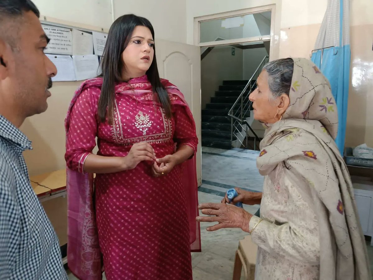 Teena_PPCC's tweet image. ਪਿੰਡ ਲਾਡੋਚਕ ਦੇ ਰਹਿਣ ਵਾਲੇ ਪਰਿਵਾਰ ਨੇ ਸੰਪਰਕ ਕੀਤਾ, ਜਿਨ੍ਹਾਂ ਨੂੰ 4-5 ਦਿਨ ਪਹਿਲਾਂ ,ਕਿਸੇ 3 ਵਿਅਕਤੀਆਂ ਵੱਲੋਂ  ਜਾਨੋ ਮਾਰਨ ਦਾ ਹਮਲਾ ਕੀਤਾ ਗਿਆ ਅਤੇ ਜਾਤੀ ਸੂਚਕ ਦੇ ਨਾਮ ਤੋਂ ਅਪਸ਼ਬਦ ਵੀ ਬੋਲੇ ਗਏ। ਪਰਿਵਾਰ ਦਾ ਕਹਿਣਾ ਹੈ, ਕਿ ਓਹ ਦੋ ਲੋਗ ਆਮ ਆਦਮੀ ਪਾਰਟੀ ਦੇ ਨਾਲ ਸੰਪਰਕ ਰੱਖਣ ਵਾਲੇ ਲੋਗ ਹਨ। #AttemptToMurder @RajaBrar_INC