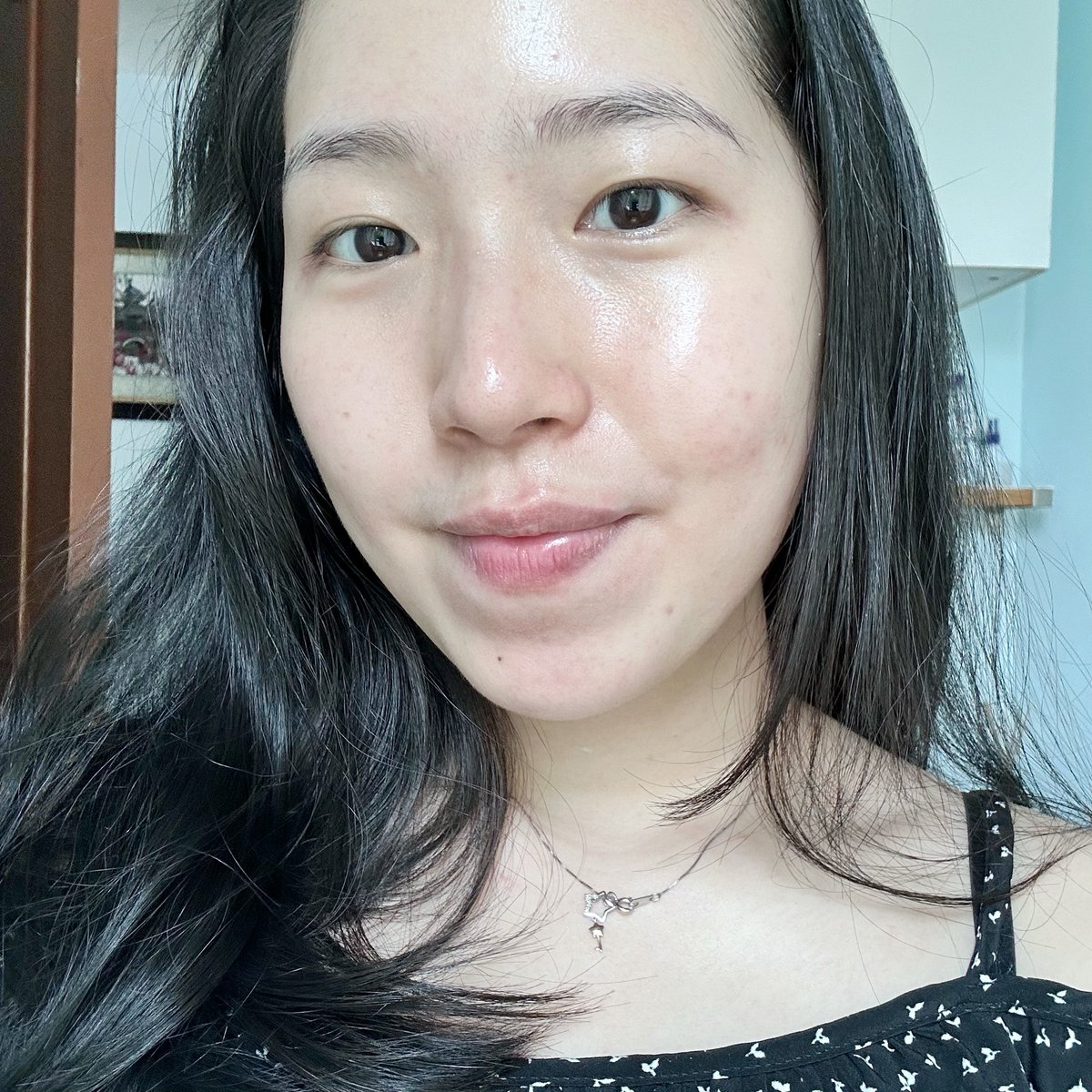 sunscreen 20 ribuan check ✅ 

finishnya tuh glowy sehat &amp; ngga bikin kusam! 

kalian kalo lg cari referensi sunscreen murah meriah, kindly simak thread aku sampe habis yaah. 🫶🏻