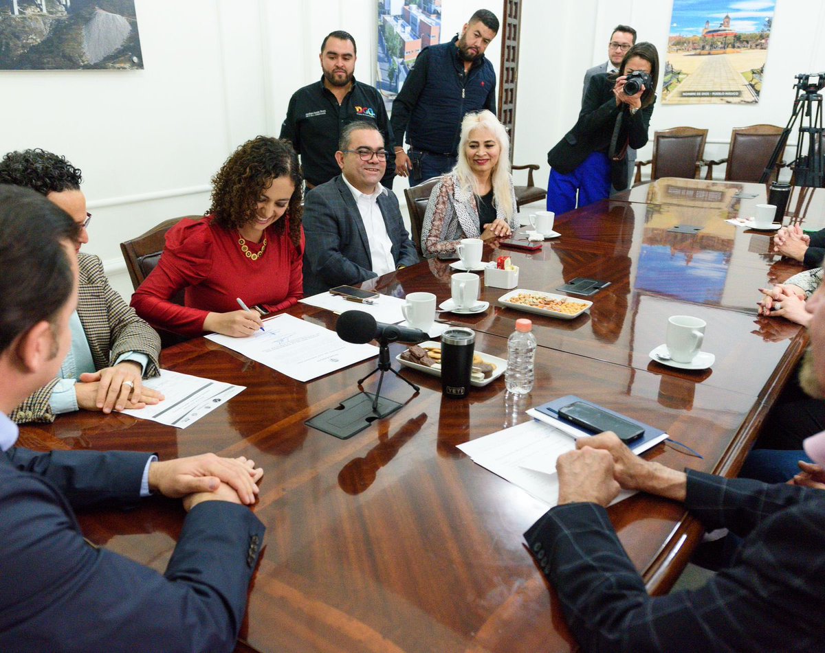 GabyHLopez's tweet photo. ¡Un solo equipo para que más personas tengan la seguridad de su patrimonio!

Gracias al apoyo del gobernador @EVillegasV, el impulso del Colegio de Notarios y la disposición de los ayuntamientos, marzo #MesDeLaEscritura 📄 social y popular ya es una realidad.

✅Convenio firmado. https://t.co/TrCewKWNt0