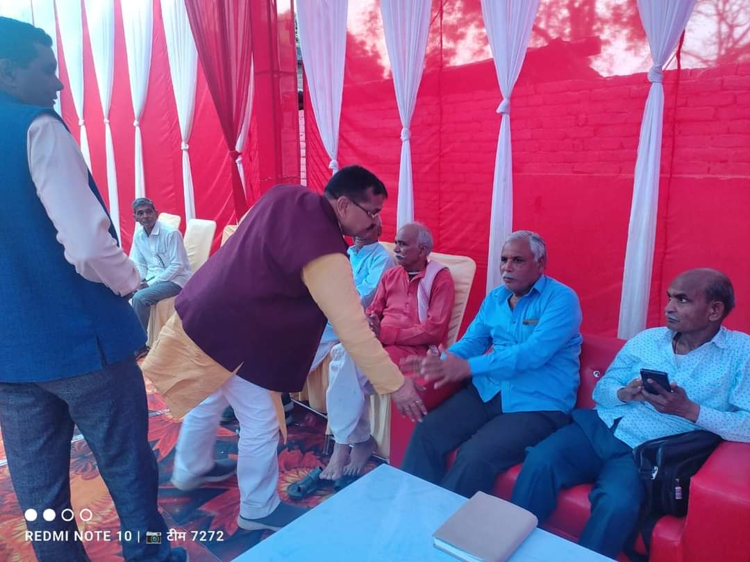 virendramishrb's tweet photo. 1-केशवापुर में श्री महेंद्र कुमार पांडेय जी की लड़की के शादी के शुभ अवसर पर उपस्थित हुआ।।

2-ग्राम-बिहरा भलुहिया में श्री पतिराम बर्मा जी की लड़की की शादी के शुभ अवसर पर उपस्थित हुआ।। https://t.co/zUSJTTsu64