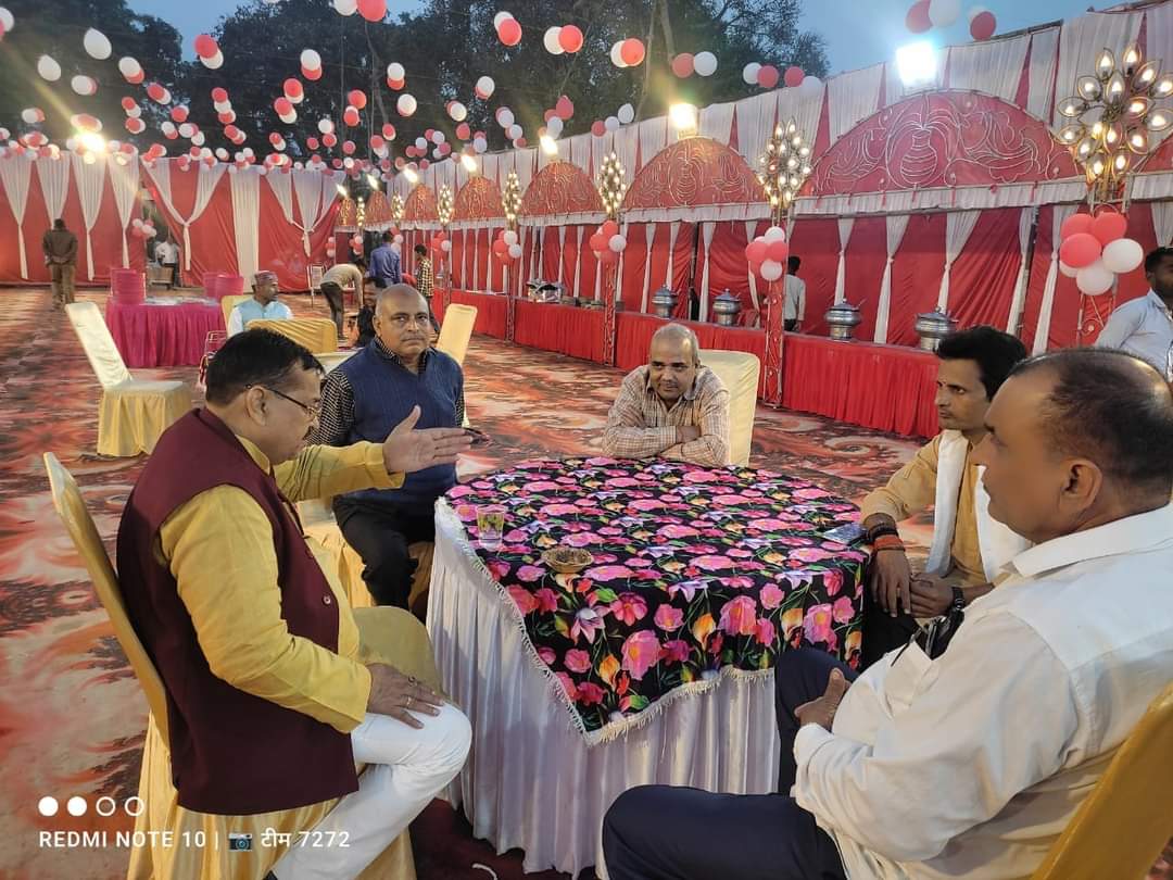 virendramishrb's tweet photo. 1-केशवापुर में श्री महेंद्र कुमार पांडेय जी की लड़की के शादी के शुभ अवसर पर उपस्थित हुआ।।

2-ग्राम-बिहरा भलुहिया में श्री पतिराम बर्मा जी की लड़की की शादी के शुभ अवसर पर उपस्थित हुआ।। https://t.co/zUSJTTsu64
