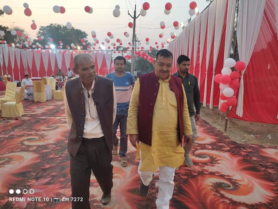 virendramishrb's tweet photo. 1-केशवापुर में श्री महेंद्र कुमार पांडेय जी की लड़की के शादी के शुभ अवसर पर उपस्थित हुआ।।

2-ग्राम-बिहरा भलुहिया में श्री पतिराम बर्मा जी की लड़की की शादी के शुभ अवसर पर उपस्थित हुआ।। https://t.co/zUSJTTsu64