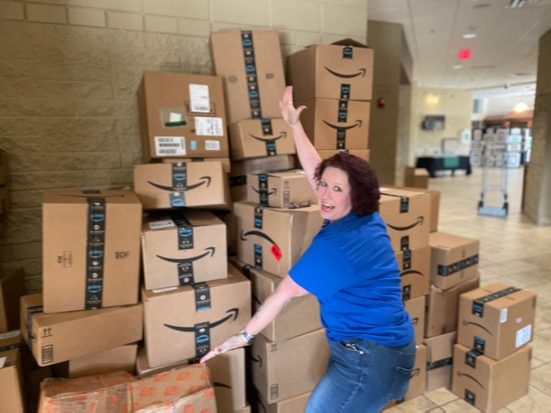 DrYemothy's tweet image. Watch out Arizona Workshop teachers we are ready for you to arrive for tomorrow's workshop! All 110 boxes unpacked! Tables set! All we need is you! #DoDSTEM #DocYSTeM #EinsteinFellows22