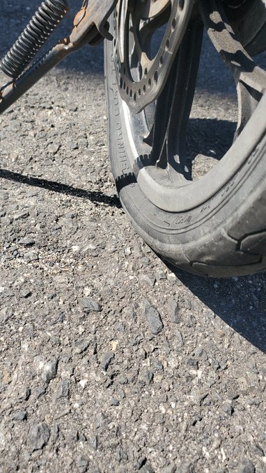 私くりゅー!こっちは家から4kmぐらいの距離でパンクした自転車! 