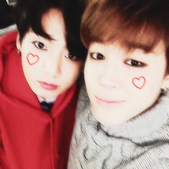 CUPIDKOOMIN's tweet photo. #jikookau • my (ex) best friend 📿

Uma pulseira feita por Jeon Jungkook foi a única coisa que Park Jimin pode levar consigo após se mudar para Nova York com seus pais.

Anos depois Jimin passa a noite com um homem frio e arrogante que possui uma pulseira vermelha igual a sua. https://t.co/I3hO4DgPq4