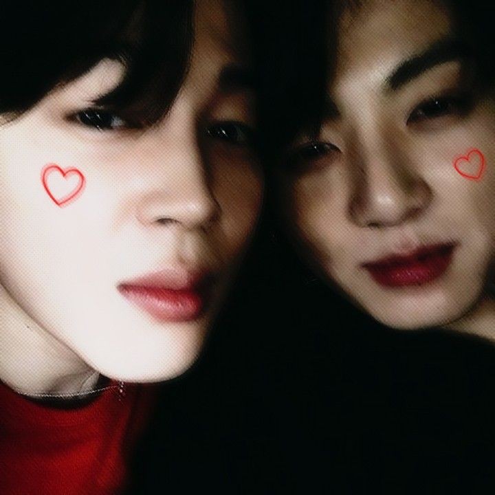 CUPIDKOOMIN's tweet photo. #jikookau • my (ex) best friend 📿

Uma pulseira feita por Jeon Jungkook foi a única coisa que Park Jimin pode levar consigo após se mudar para Nova York com seus pais.

Anos depois Jimin passa a noite com um homem frio e arrogante que possui uma pulseira vermelha igual a sua. https://t.co/I3hO4DgPq4