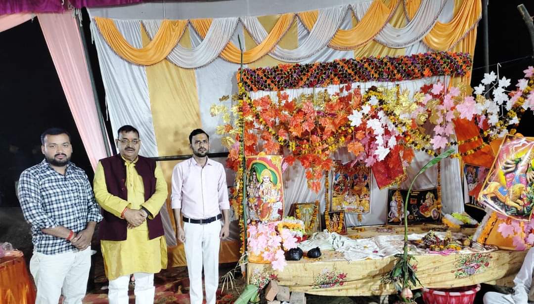 virendramishrb's tweet photo. बिजरा में अनुज श्री संदीप मिश्रा जी के यहां अखंड रामायण हवन पूर्णाहुति भंडारे में उपस्थित होकर प्रसाद ग्रहण किया। https://t.co/aVAKZYfiFA