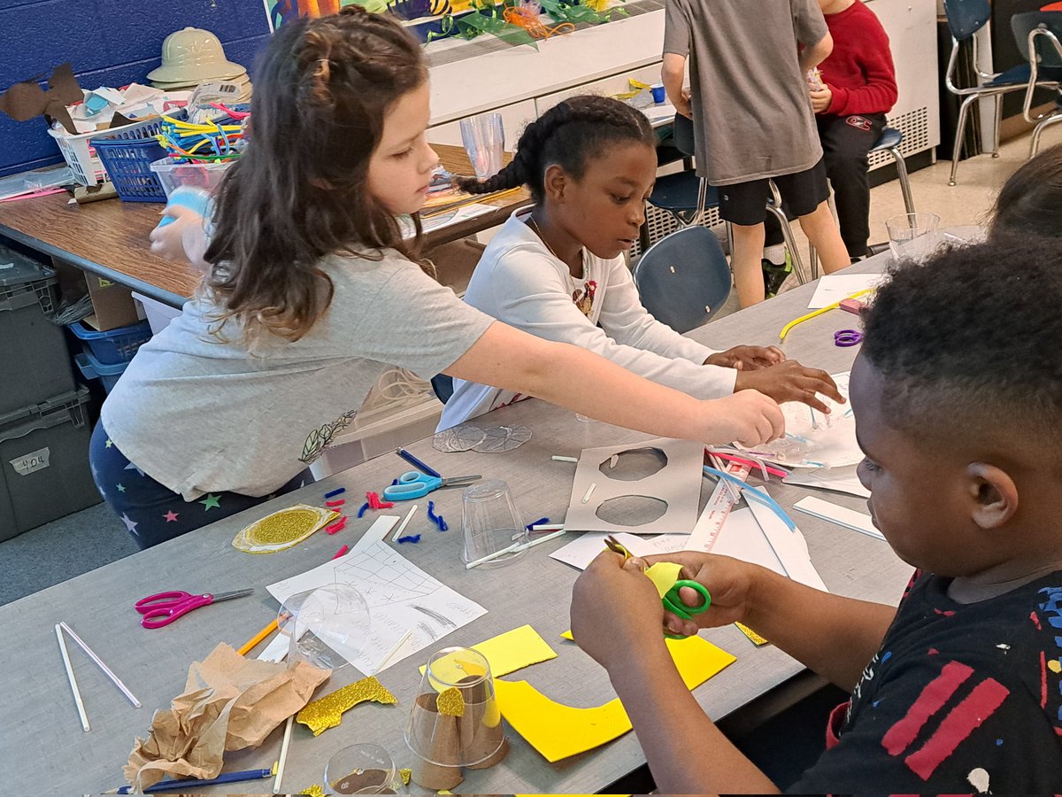 DegeorgeAnnette's tweet photo. It's Read Across America week, and these 2nd graders created models of space craft (with Aliens) to launch into space for a closer look at the stars. #BuzzWorthy @howellprincipal @howell_stem @dramaact1 https://t.co/R9GvT3AeEa