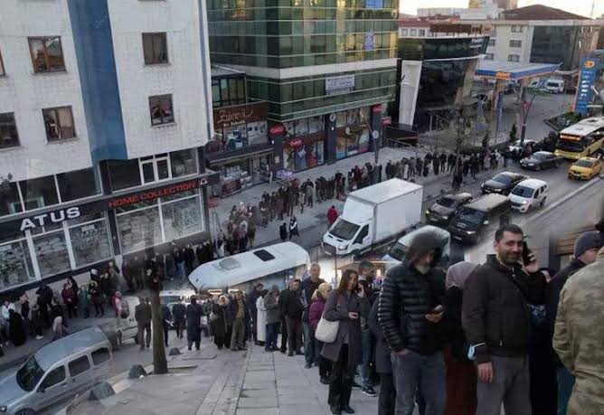 alperozupak's tweet photo. 2022 nin son cumartesi saat 20.00 a kadar SGK ya mesai yaptırıp 1 milyon 100 bin kişi 5 bin prime göre borçlandı

Kademeli prim çözümüyle yeni mağduriyetler oluştu 

Ek önerge vererek çözmek elinizde @Akparti geride kalan 4 milyon EYT li bekliyor

#EmeklilikteYaşaTakılanlar https://t.co/dWwMXPAgT5