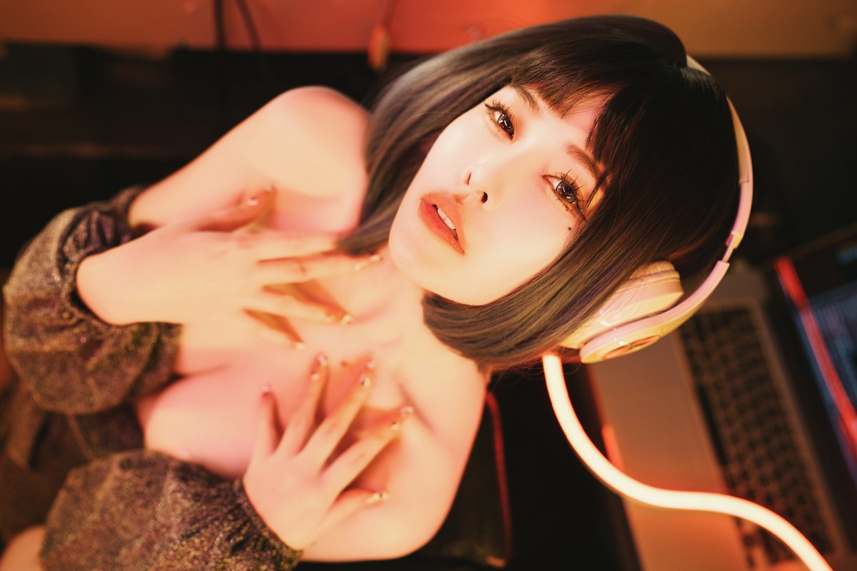 刷一下存在感唄！！
性感女ＤＪ 此本有售！！

jvid.com/%E5%85%AD%E6%B…