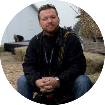 GabrielDivina2's tweet photo. I’m not surprised that the photographer himself looks like an incel 

He just has that look that you can tell misogyny &amp; domestic violence against women is a joke to him

Did he even try to take photos where Amber Heard was crying and in distraught recounting her rape testimony? https://t.co/ba0VTHff3V
