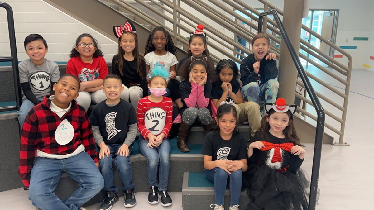 Emartinez10Em's tweet photo. Read Across America 📚#ctereadacrossamerica #drseuss #thingone #thingtwo #catinthehat https://t.co/dfagnHtqJr