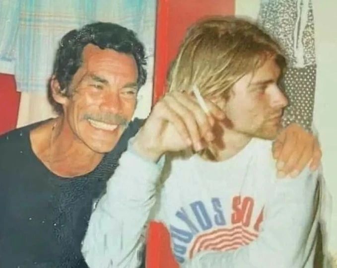 Veronarus's tweet photo. Dicen que fue un día muy loco🤘🏻
Cuenta la leyenda que ese día Kurt pagó mínimo 24 meses de renta que debía su amigo Don Ramón. 🙂
#kurtcobain #nirvanaunplugged #nirvana  #90smusic #rock #elchavo #elchavodel8 #chespirito #mexico #seattle #donramon https://t.co/5ohuA4D9Cx