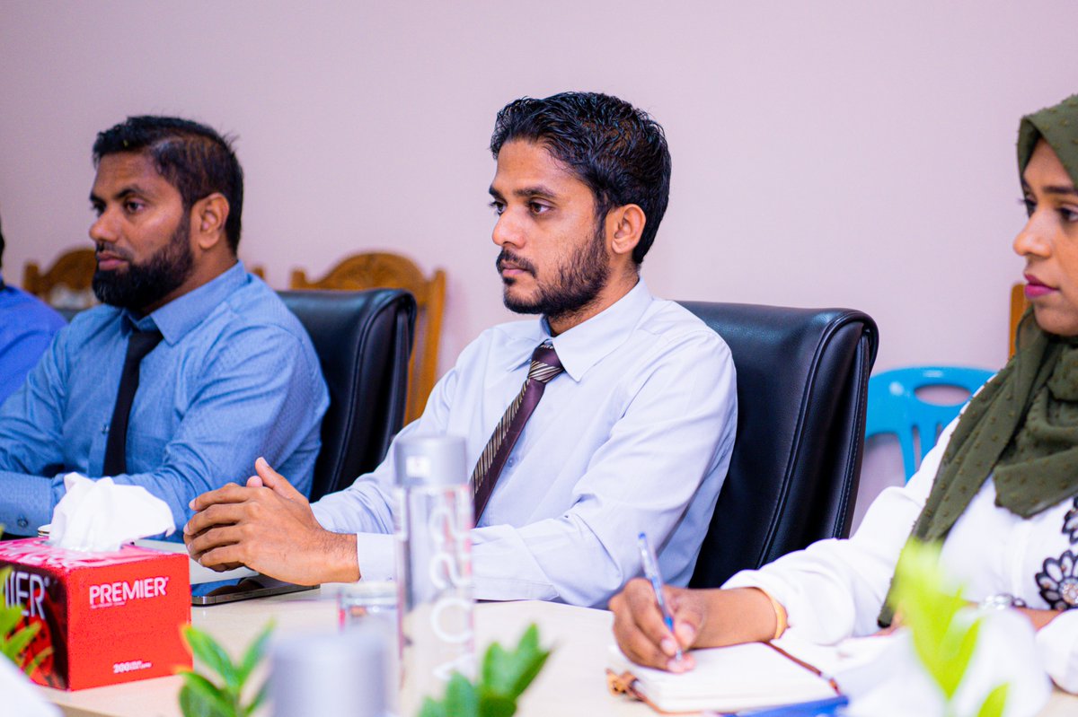 GdhAtollCouncil's tweet photo. މިނިސްޓްރީ އޮފް އާޓްސް، ކަލްޗަރ އެންޑް ހެރިޓޭޖްގެ ސީނިއަރ އެގްޒެކެޓިވް ޑިރެކްޓަރގެ މަގާމަށް އައްޔަން ކުރެވުނު އަޙްމަދު އަލީ  އާއި ހުވަދު އަތޮޅު އަތޮޅު ދެކުނުބުރީ އަތޮޅު ކައުންސިލްގެ ރައީސް ޙަސަން ފައިހަތު ޤުދުރަތުﷲ ބައްދަލުކުރައްވައިފި.
@MoACHmv https://t.co/zCNCEpyGex