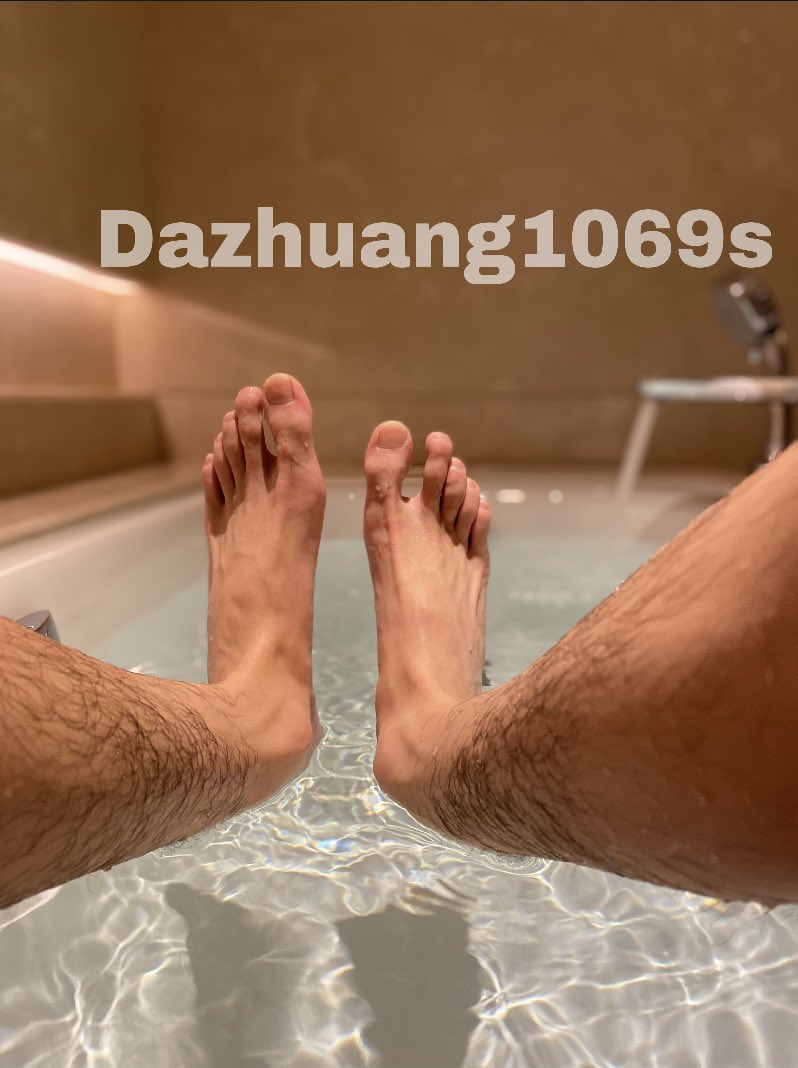 放个钩子🪝
🈚️#SM🦶
细长嫩狗大臭脚（重口味）
        喜欢逼
#成都#10#学生#白袜#臭脚