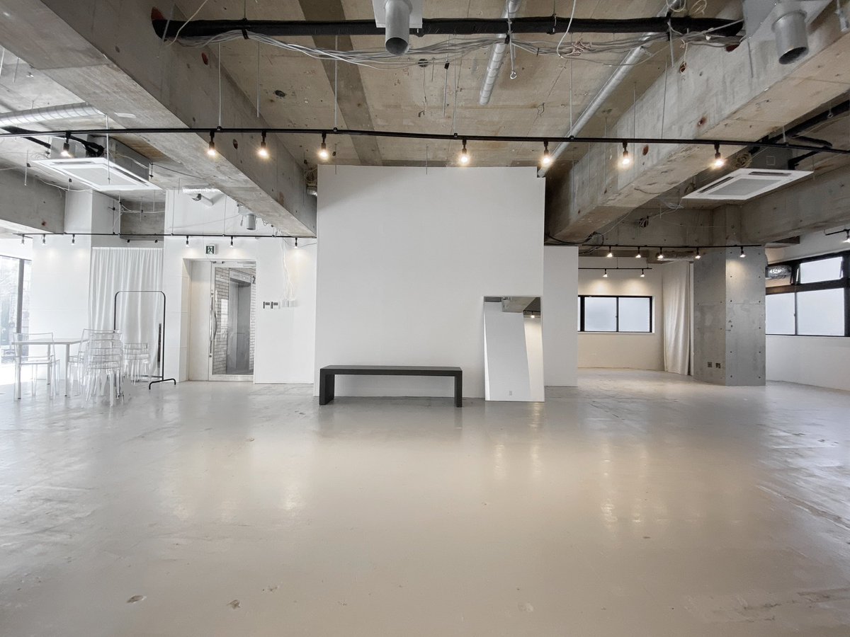 ozgallerystudio's tweet photo. 表参道AQspace。内装出来上がりました！
青山通りの木漏れ日が差し込んで抜群の透明感。
午前9:30-13:00位までかなり明るいです。
広さ130㎡超え、天井高3.2mほどあり、かなりポテンシャルの高いギャラリーです！
https://t.co/lB7HOlWQh4 https://t.co/s32Nq5DQnj