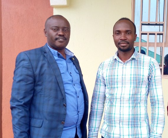 JacobKamuhanda's tweet photo. Je félicitation l'Assistant BYARUHANGA BAMARAKI Moïse(à droite), ingénieur informaticien pour la conception d'une application pour l'évaluation des enseignements et des enseignants par les étudiants à l'ISTM-Bunia.
La numérisation est en marche à l'ESU. https://t.co/alx8E3Td5p