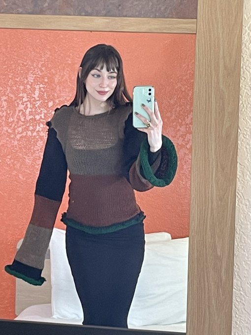 me ft sweater my friend made everyone say thank u friend https://t.co/MLmAmqk9cB