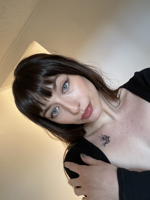 me ft sweater my friend made everyone say thank u friend https://t.co/MLmAmqk9cB