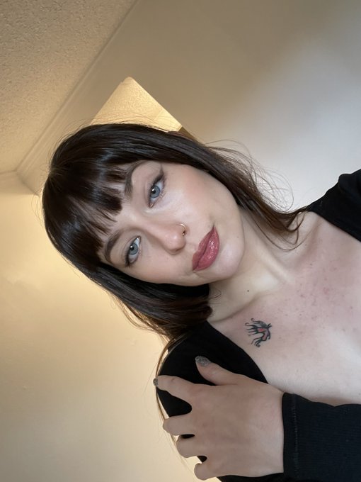 me ft sweater my friend made everyone say thank u friend https://t.co/MLmAmqk9cB