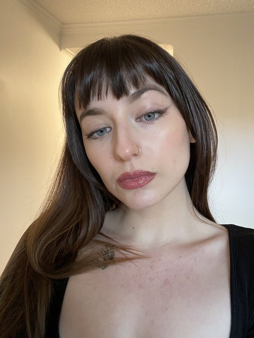 me ft sweater my friend made everyone say thank u friend https://t.co/MLmAmqk9cB