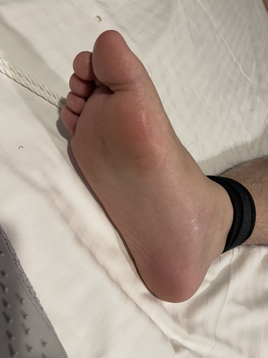 沒那麼敏感的我
依舊被狠狠的玩了一頓😝

看來 平常er當多了 還是要還的
好險大哥射後沒有繼續動手
不然就要被玩壞了🤣