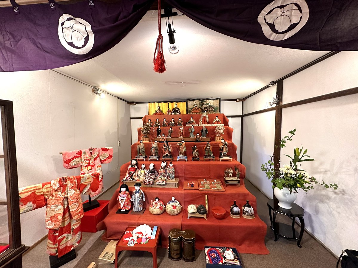 chido1950's tweet photo. いよいよ明日3月1日から
『鶴岡雛物語』が始まります。

半分初公開の
お雛飾りです🎎

豪華❗️六段飾りのお雛様が
なんと、、あの場所に、、、❗️❗️

ｺﾝﾅﾊﾞｼｮあったの？😱

ぜひ
驚いてください🎎 https://t.co/WKTTCo2BW0