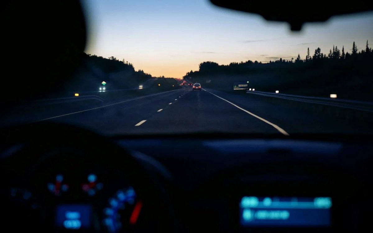 TaxisCuba_cu's tweet photo. #SeguridadVial | 🌜 Cuando conduzcas de noche:

- Aumenta la vigilancia de los espejos. 
- Ventila el habitáculo. 
- Escucha música que no te desconcentre de la conducción. 

🚫 Antes síntomas de fatiga ocular o somnolencia,  localice un lugar seguro y descanse.

#HazloBien https://t.co/O9kBhK5zru
