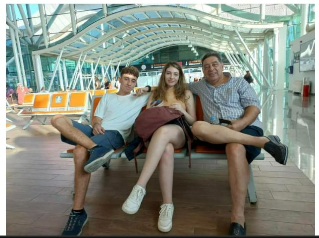 çocukluk arkadaşım Cüneyt Sakacı evlatlarıyla (15,22), liman şehri İskenderun'da, yardım çığlıkları atarak, saatlerce senin kurtarmanı bekledi, gelmedin. geride acılar içinde oğlunu karısını bıraktı. neyin helalliği? elbette  #HelalEtmiyorum üstüne hesabını soracağım diyorum.