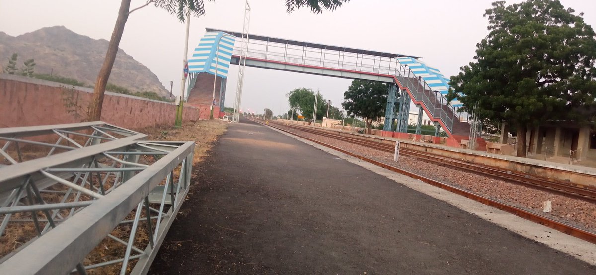 मोकलसर रेल संघर्ष समिति (@mksrnews) on Twitter photo #परेशानी • ब्रॉडगेज के बाद ट्रेनों व प्लेटफार्म की लंबाई बढ़ी, मगर टीनशेड नहीं, यात्रियों में रोष <a href="/AshwiniVaishnaw/">Ashwini Vaishnaw</a>
<a href="/NWRailways/">North Western Railway</a> <a href="/GMNWRailway/">GM NWRailway</a>
मोकलसर पर 20 साल बाद भी नहीं लगे टीन शेड, 7 कोच के यात्री धूप में खड़े रहते है <a href="/ccnlju/">CCNLJU</a> <a href="/DRMJodhpurNWR/">DRM JODHPUR</a> <a href="/DarshanaJardosh/">Darshana Jardosh</a> <a href="/RailMinIndia/">Ministry of Railways</a> #परेशानी • ब्रॉडगेज के बाद ट्रेनों व प्लेटफार्म की लंबाई बढ़ी, मगर टीनशेड नहीं, यात्रियों में रोष <a href="/AshwiniVaishnaw/">Ashwini Vaishnaw</a>
<a href="/NWRailways/">North Western Railway</a> <a href="/GMNWRailway/">GM NWRailway</a>
मोकलसर पर 20 साल बाद भी नहीं लगे टीन शेड, 7 कोच के यात्री धूप में खड़े रहते है <a href="/ccnlju/">CCNLJU</a> <a href="/DRMJodhpurNWR/">DRM JODHPUR</a> <a href="/DarshanaJardosh/">Darshana Jardosh</a> <a href="/RailMinIndia/">Ministry of Railways</a>