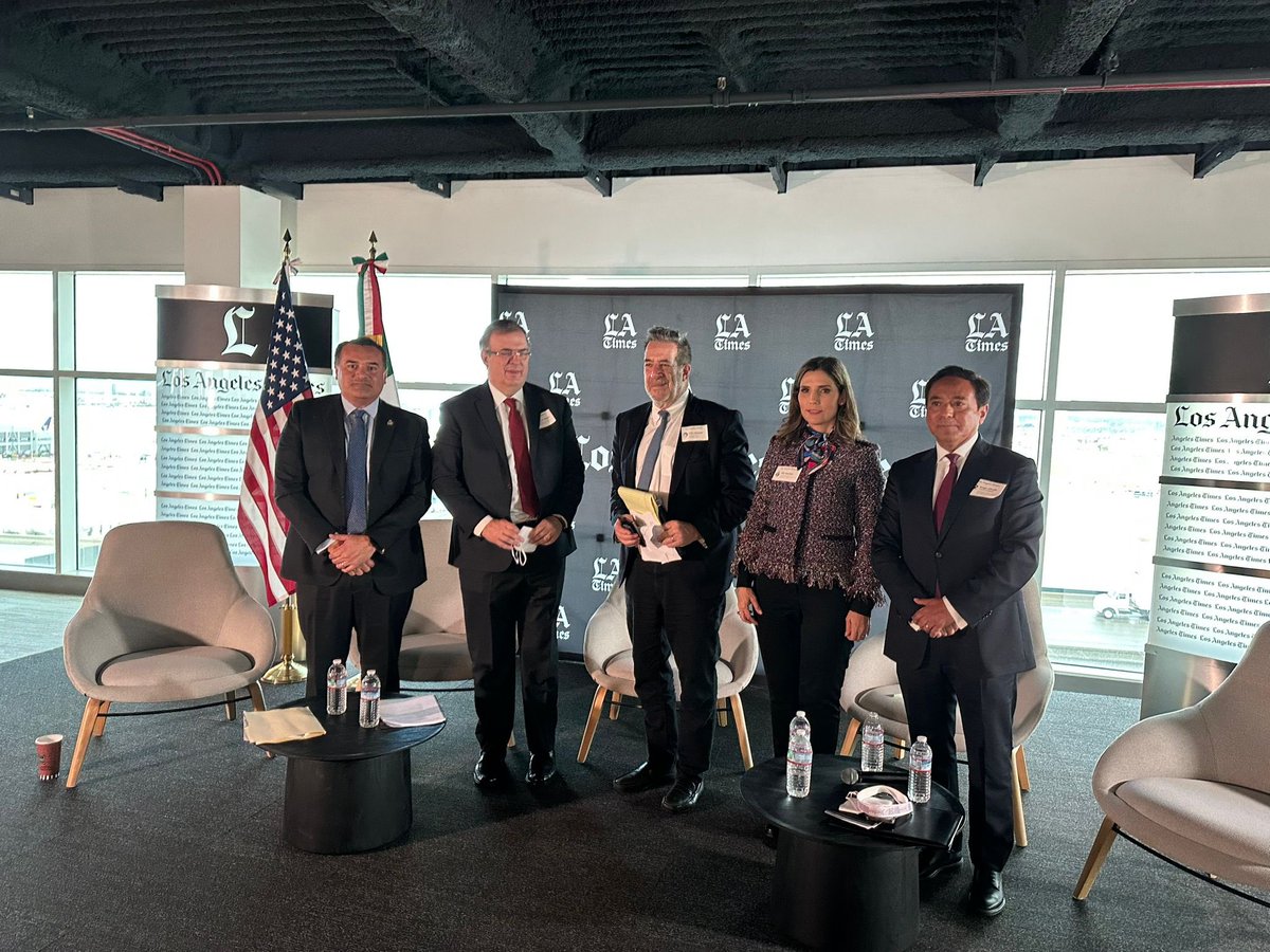 ConsulMexLan's tweet photo. Los integrantes del #CIMM sostuvieron una conversación sobre #CiudadesInteligentes con el Canciller @m_ebrard, Nina Hachigian, Diplomacia Sub-nacional de 🇺🇸, John Rossant de #CoMotion y los alcaldes de #Colima, #Mérida y #Tlaxcala. Gracias al @latimes por abrirnos sus puertas. https://t.co/aA7niq4wim