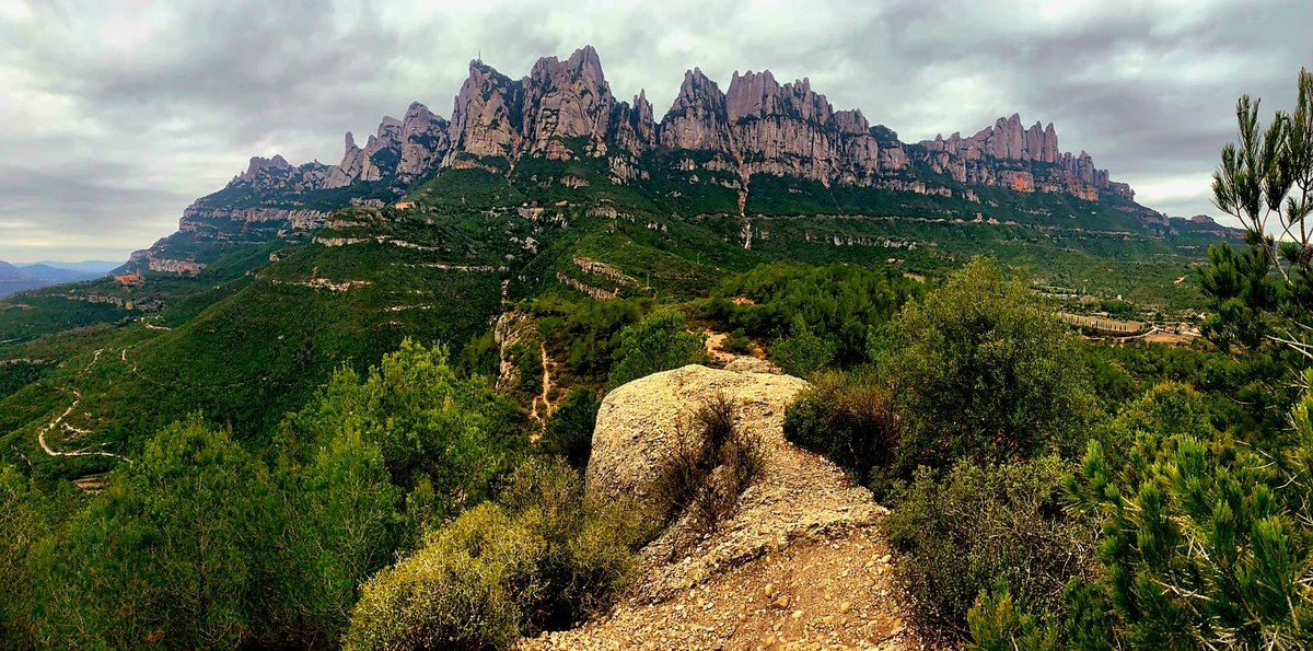 xavierlopez1995's tweet photo. Vista panoràmica excepcional del @PNMontserrat  des del turó de l'Ermità a 595 msnm. https://t.co/DvzbSZjQaY