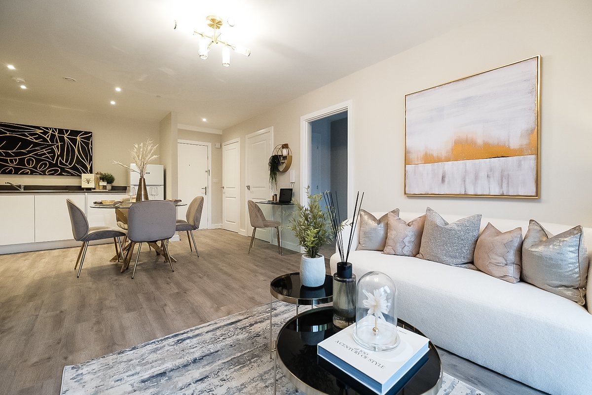 edwardthomasint's tweet image. Today’s @newdashhomes theme is affordability. #Newbuild&apos;s are a great choice for #firsttimebuyers as they&apos;re a blank canvas. For limited interiors budgets, start with the bedroom &amp;amp; living room. Add window dressings, essential furniture &amp;amp; lighting to make it homely #NewHomesWeek