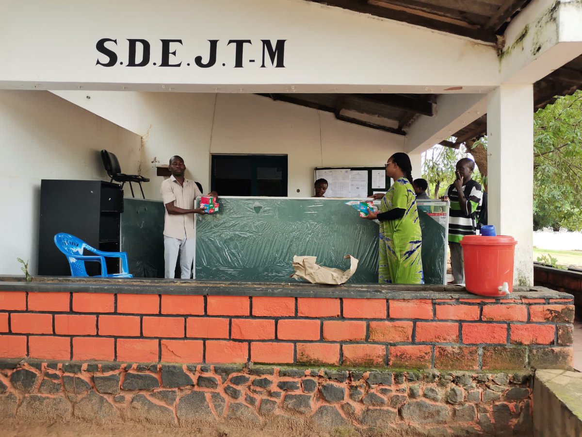 WCSMozambique's tweet photo. The #NiassaSpecialReserve recently donated 3 school blackboards to #Mecula District Service of Education, Youth & Technology. Presented by NSR Warden, Terencio Tamele, the donation will support teaching & learning in #Mecula District primary schools.
https://t.co/QbzwGmcywf https://t.co/6HNX4qjiwp